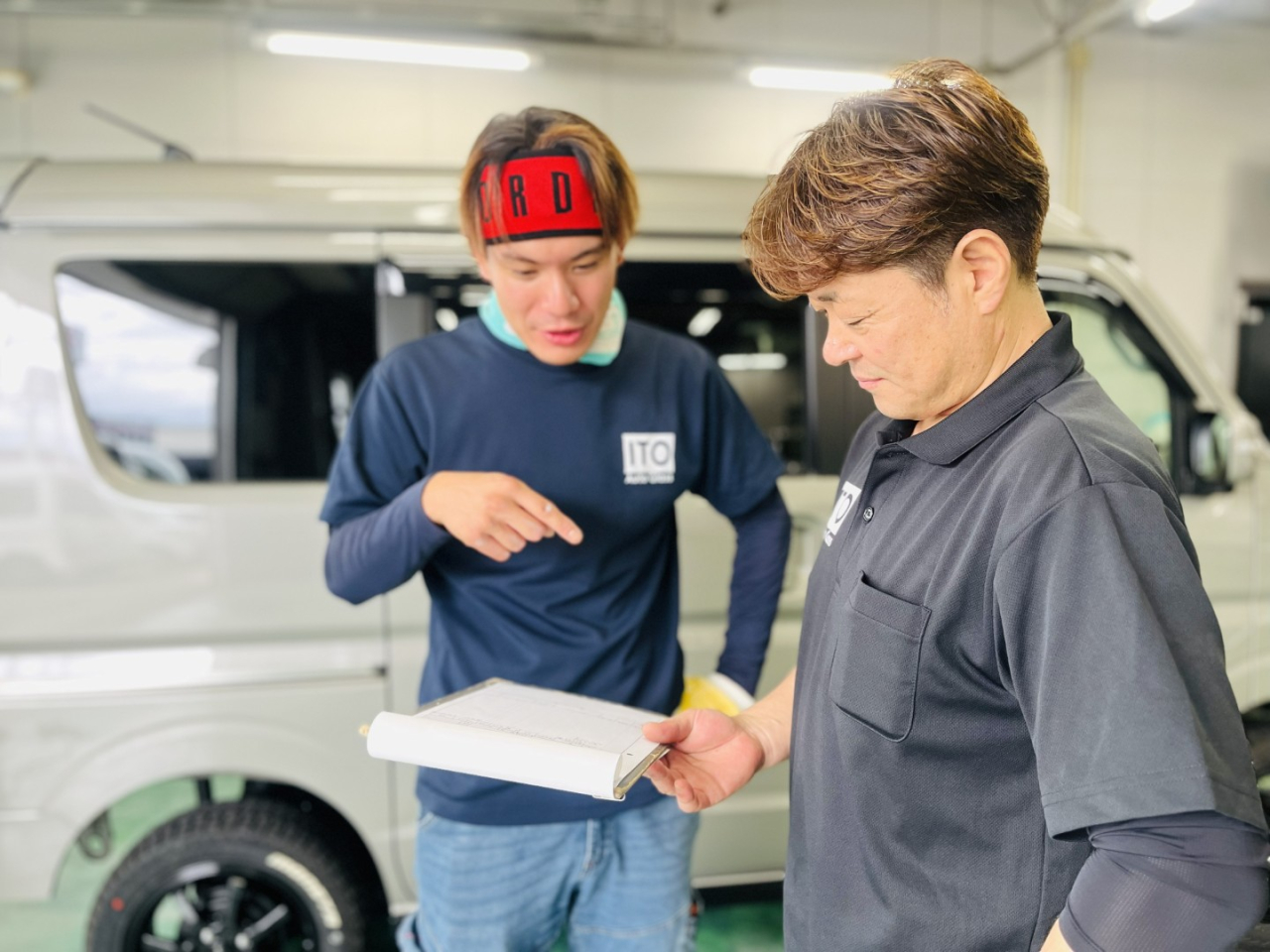 打ち合わせをする施工スタッフ