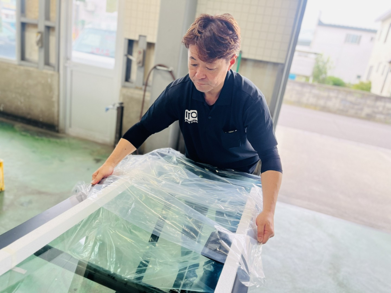 自動車ガラスの交換作業を行うスタッフ