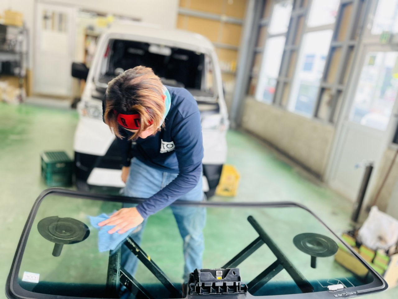 自動車ガラスの交換作業を行うスタッフ
